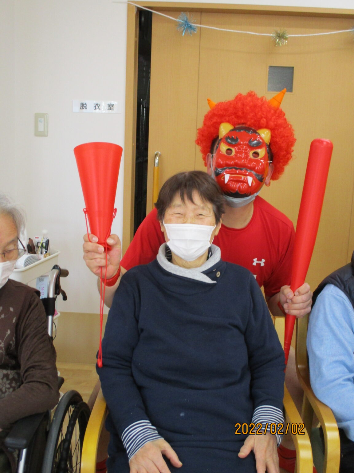 施設のイベントで鬼の衣装を着たスタッフと入居者による楽しい交流風景
